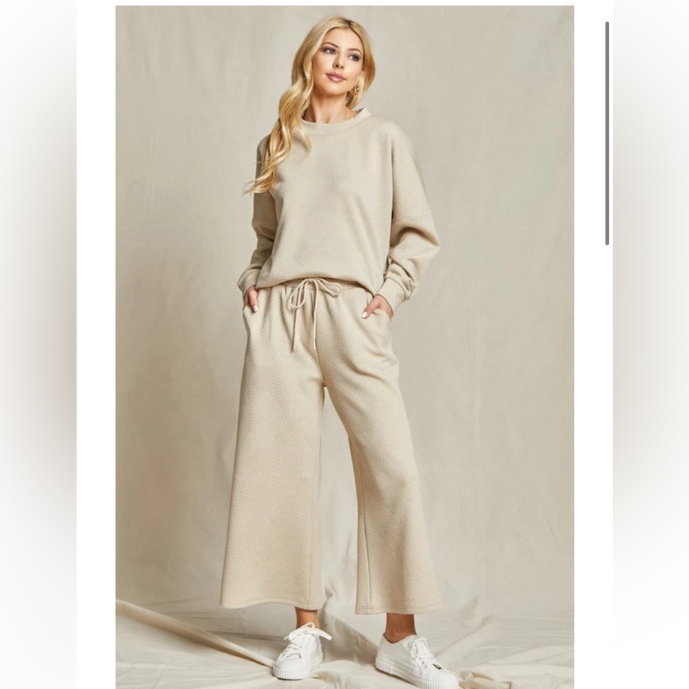 Solid texture, matching top and pants. Elastic waist with pockets ankle length